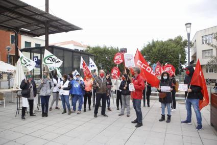 Los funcionarios, convocados por los sindicatos, se han manifestado en la plaza Miranda de Maó.