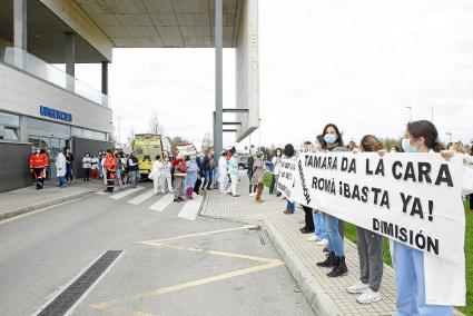 Los profesionales volvieron a protestar este lunes con pancartas en las que pedían explicaciones a la directora médica