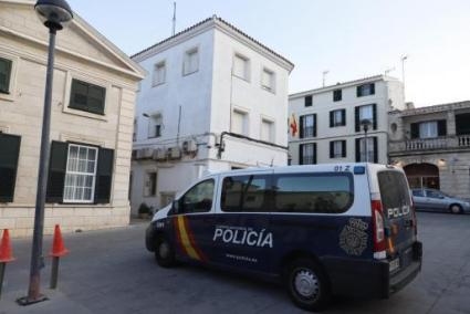 Agentes de la Policía Nacional en Maó detuvieron este jueves a un hombre de 39 años como presunto autor de hasta 7 robos con fuerza