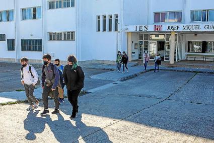 Imagen del instituto de Alaior, ayer. Foto: JOSEP BAGUR GOMILA