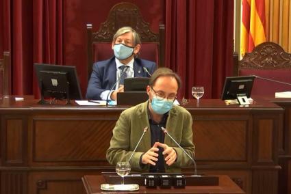 El diputado Josep Castells en el Parlament.