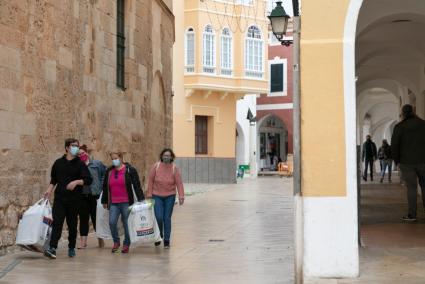 Los comerciantes ven como la economía se resiente. Detectan pocas compras, por la crisis pero también por la competencia agresiva de internet y las franquicias.