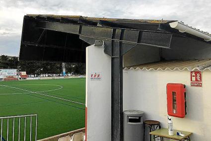 Cubierta de uralita en el campo de fútbol de Sant Martí (Es Mercadal)