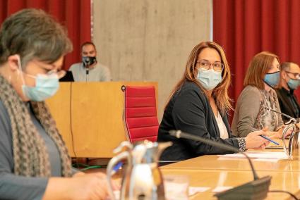 Los primeros presupuestos del Consell en la era covid fueron presentados ayer por la presidenta, Susana Mora (PSOE), la vicepresidenta Maite Salord (Més per Menorca) y la consellera Cristina Gómez (Unidas Podemos) .