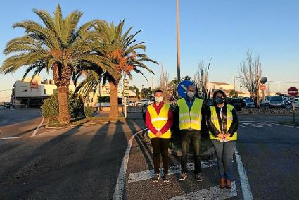 La consellera Francesca Gomis y responsables de la constructora Juan M ora, ayer en Sant Climent.