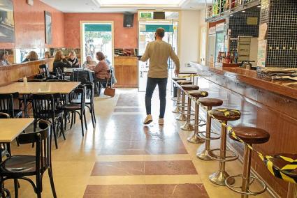 Los bares y restaurantes, obligados a restringir el acceso a la barra, que en muchos casos queda acordonada para que los clientes no se acerquen a ella.