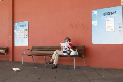 Una pasajera espera en la estación de autobuses de Maó