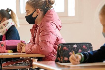 La obligación de tener las ventanas abiertas obliga a profesores y alumnos a seguir las clases con abrigos y bufandas, lo que dificulta la concentración.