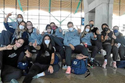 La expedición del Avarca de Menorca, ayer al mediodía en el aeropuerto, felices de vuelta a la Isla y enseñando el dedo de líderes.