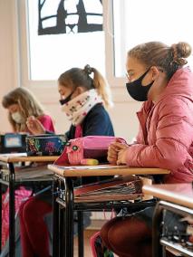 Las clases semipresenciales retrasan los temarios de ESO y Bachillerato.