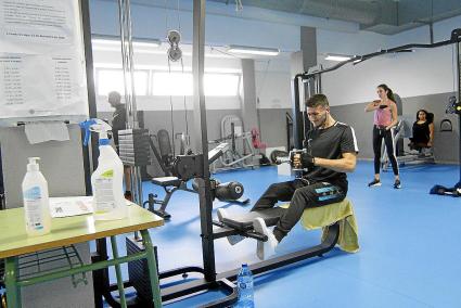 Usuarios del polideportivo municipal de Maó, en la sala de musculación.