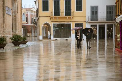 El paraguas, compañero para este día de Navidad en Menorca