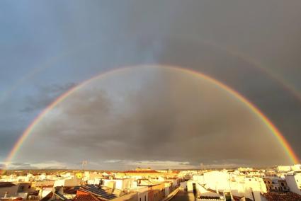 Estos días ha sido frecuente observar el arco iris, como este en Ciutadella