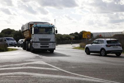 El punto en el que ha de construirse la nueva rotonda registra denso tráfico pesado.