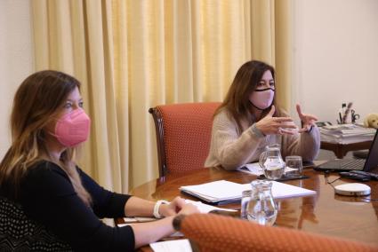 La consellera de Salud, Patrícia Gomez, y la presidenta Francina Armengol, este domingo