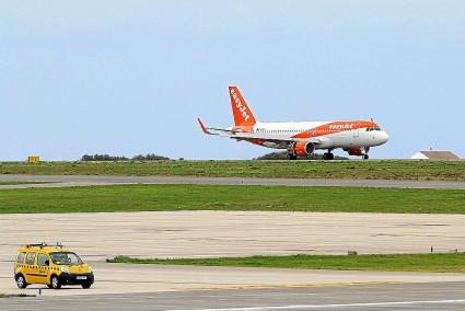 MENORCA - COMPAÑIAS AEREAS - AVION DE LA COMPAÑIA AEREA EASYJET .