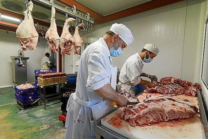 Los matarifes de Maó no trabajarán en el matadero de Ciutadella.