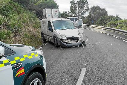 La furgoneta chocó con el camión en el kilómetro 0,9 de la Me-18.