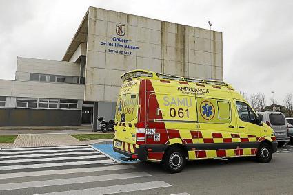 Una ambulancia del SAMU 061 estacionada en el Hospital Mateu Orfila.