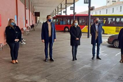 El conseller de Movilidad, Marc Pons, junto a la presidenta del Consell de Menorca, Susana Mora, en una presentación en Mahón