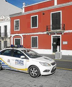 La Policía de Es Castell ha avisado a la población de un posible acosador de menores