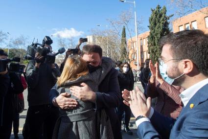 La ex presidenta del Parlament, Carme Forcadell, sale de la prisión Wad-Ras donde la esperan el presidente de Esquerra Republicana, Oriol Junqueras (c) y el candidato a la presidencia de la Generalitat, Pere Aragonés (d).