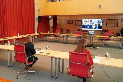 Reunión virtual. Susana Mora y Francina Armengol este jueves, en videoconferencia con los alcaldes de la Isla