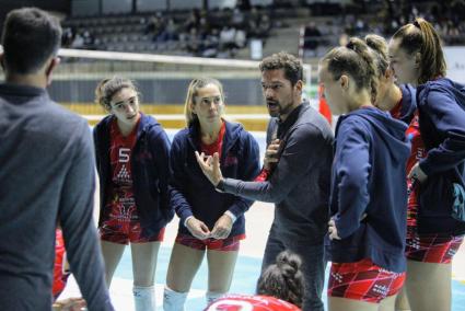 Bep Llorens, dando instrucciones a sus pupilas