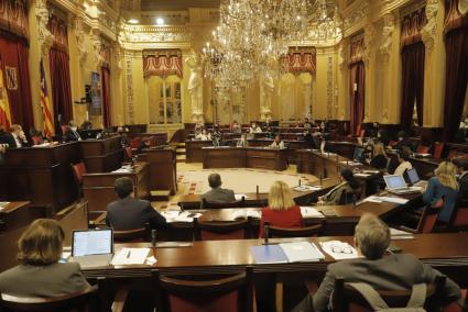 El Parlament insta al Gobierno a ampliar los ERTE hasta como mínimo el verano