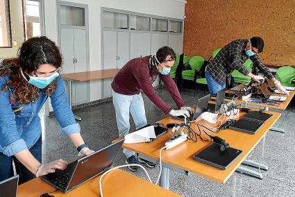 Imagen de la Conselleria de Educación con la que se informó de la adquisición de dispositivos Chromebook.