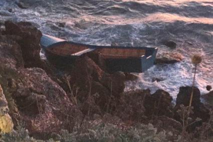 La embarcación aparecida la tarde de este jueves en una de las playas de Es Migjorn Gran