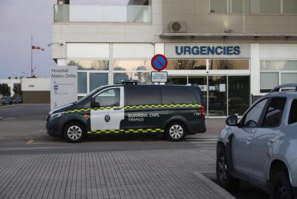 Un furgón de la Guardia Civil de tráfico, custodiando la puerta de urgencias del hospital Mateu Orfila