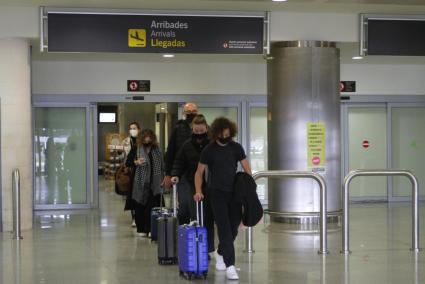 Llegada de pasajeros al Aeropuerto de Menorca.