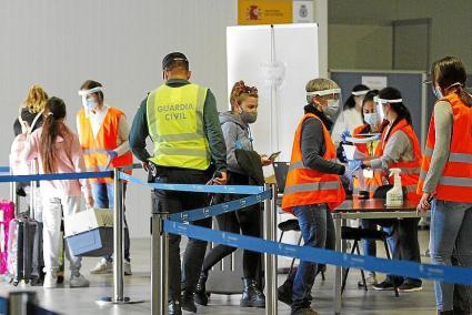 Pasajeros en un control sanitario en el aeropuerto. F