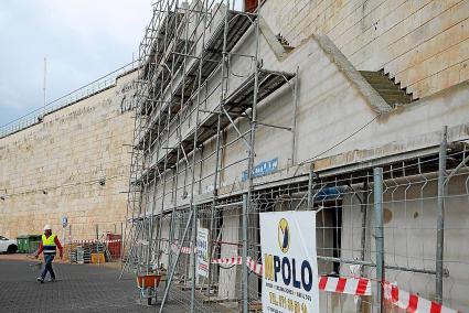 Obras de la nueva escalera que conecta el parking con el muelle del puerto interior de Ciutadella.