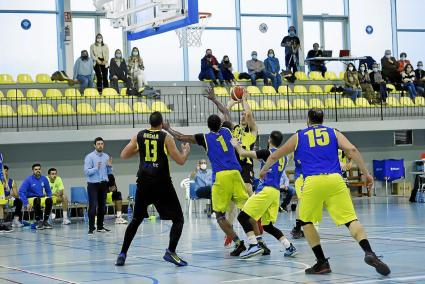 ‘Tuky’ Bulfoni, ayer por la tarde en el polideportivo de Es Castell, lanzando a canasta ante la oposición de dos rivales del Salou.