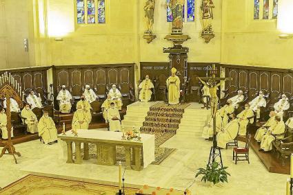 El obispo Francesc Conesa y el clero de la Diócesis han participado en la Misa Crismal oficiada en la Catedral de Menorca