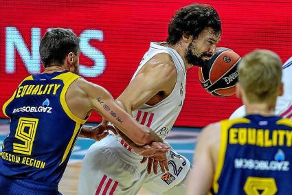 Llull bota el balón durante un partido de Euroliga