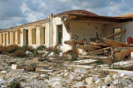 Los edificios que sirvieron de alojamiento de los soldados y otros servicios de la antigua batería se hallan en estado de ruina.