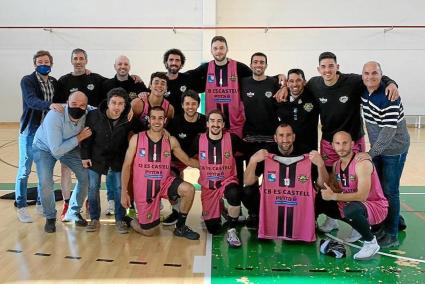 La plantilla del Pinta B Es Castell, cuerpo técnico, presidente y directivos, posando al término del encuentro en tierras aragonesas