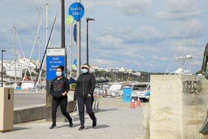 Dos personas circulan por la acera más cercana al mar del Moll de Llevant, el viernes por la mañana.