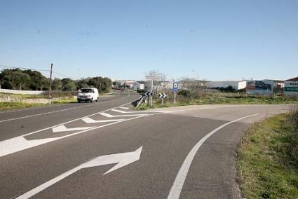 Punto de la carretera con el desvío al polígono de Maó donde ha tenido lugar el accidente