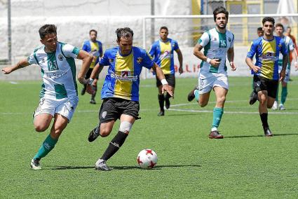 Luis, autor del gol, conduce el balón ante la presión de Iván en una secuencia del partido.