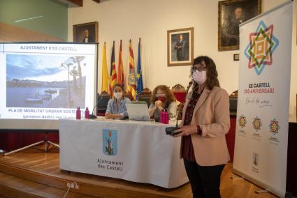 La alcaldesa Joana Escandell y las técnicas de Doymus en la presentación de la diagnosis.