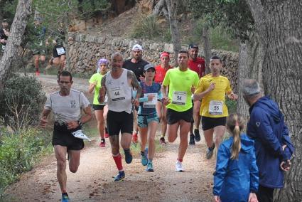 Un momento de la Cursa del Camí Reial, con la ganadora Maria Pallicer en el centro