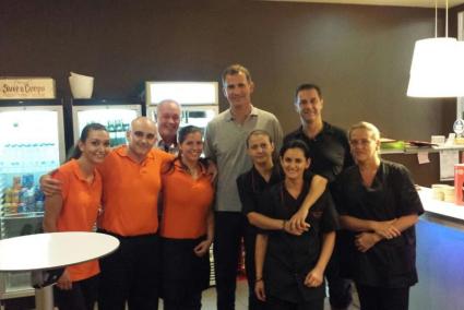 El Rey junto a los trabajadores de La Cantina CN