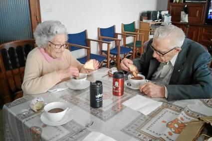 Como los mayores no pueden ir a desayunar, el desayuno fue a sus domicilios