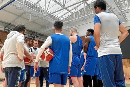 Javi Zamora da instrucciones a sus jugadores en los prolegómenos del entrenamiento que este sábado por la tarde llevó a cabo el Hestia Menorca en suelo vasco