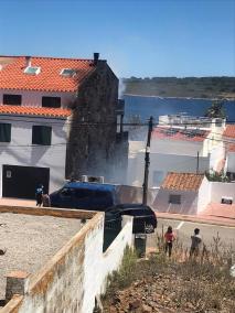 Las llamas han afectado a la fachada lateral del edificio contiguo al solar