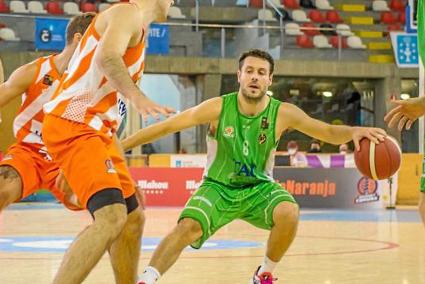 El base de Ciutadella, Joan Faner, conduciendo el balón en el último partido de la Liga Regular